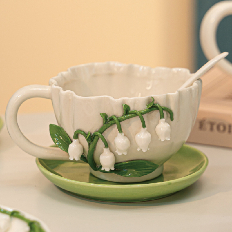 Valley Tea And Coffee - 可愛らしい手彫りのスズラン柄の陶器製ティーカップセット。ソーサーとスプーン付き。花柄のエンボス加工が施されたコーヒーマグ。家庭用キッチンに最適。
