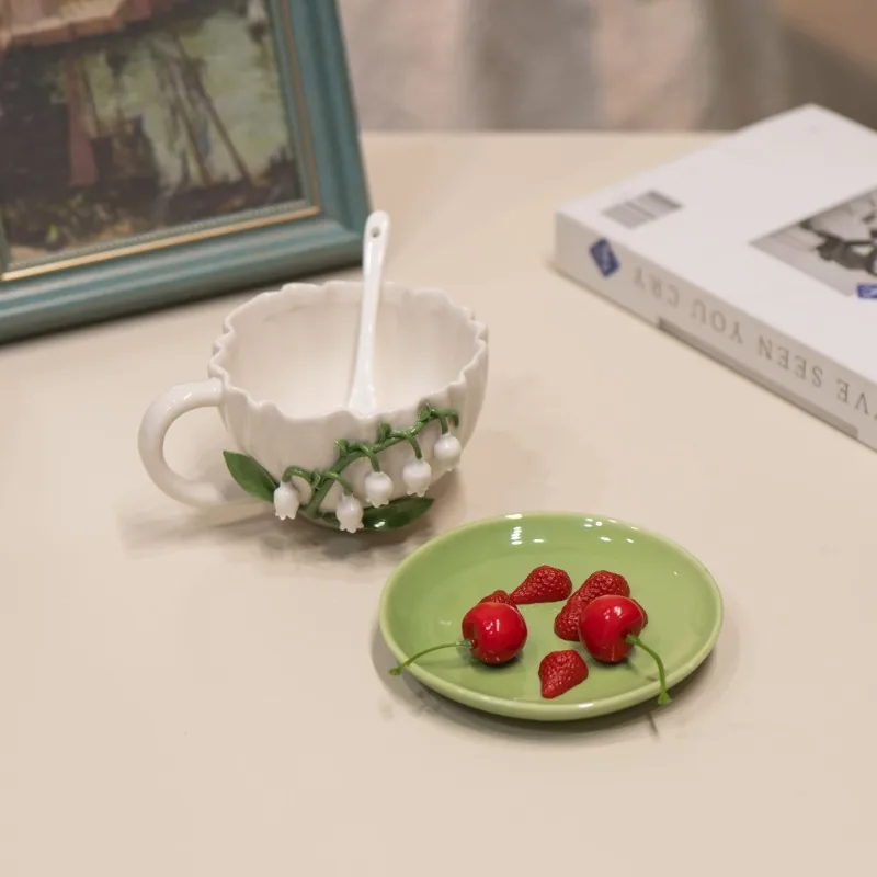 可愛らしい手彫りのスズラン柄の陶器製ティーカップセット。ソー - Valley Tea And Coffee のレビューと価格